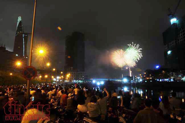 Người dân TP Hồ Chí Minh đổ về trung tâm ngắm hoa, chờ thời khắc pháo hoa Giao thừa ảnh 13